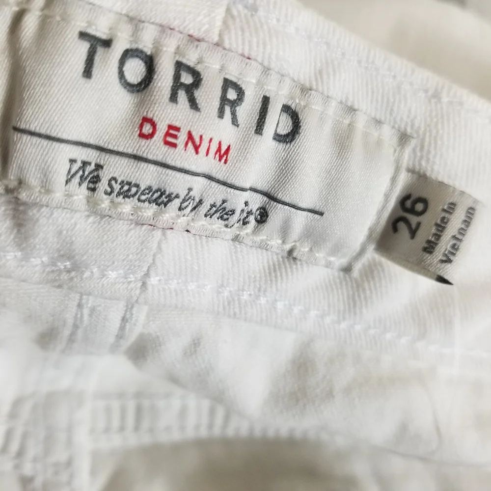 Torrid White Denim Jean Shorts Size 26 NWT Whip Stitch Pockets Trendy 2026 Denim